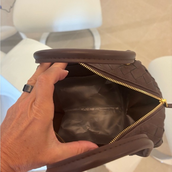 Elegant Brown Woven Vegan Handbag - Picture 4 of 7